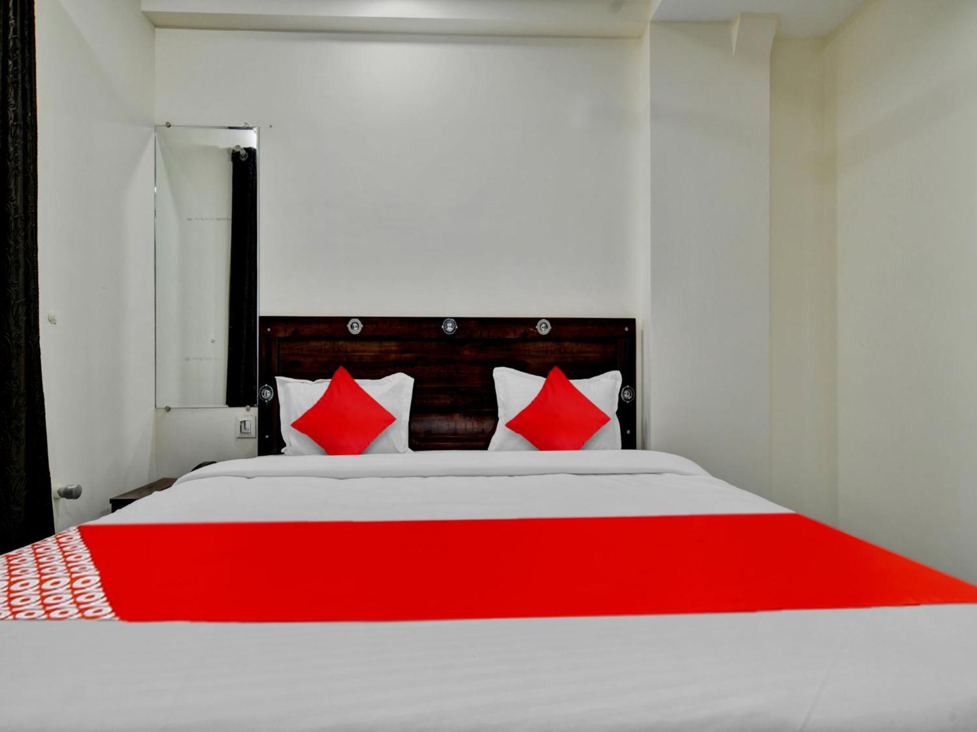 Oyo Hotel Dr Greens Индаур Экстерьер фото