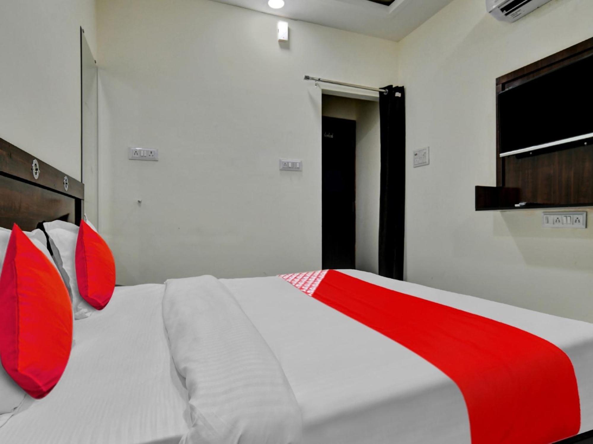 Oyo Hotel Dr Greens Индаур Экстерьер фото